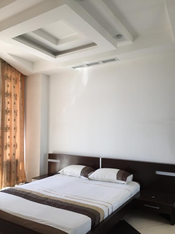 Cozy Apartment In Most City Center Dnipro Esterno foto